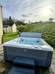 Meadowsweet Cottage Jacuzzi Edition - Image 3