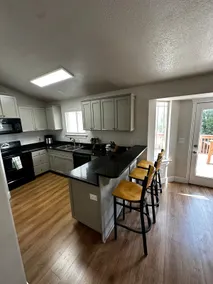 Spacious 3 BR w/ King Bed + Mountain View - Image 3