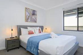 4BR| Sleeps 10, Near Schofield Station | The Ponds - Image 3