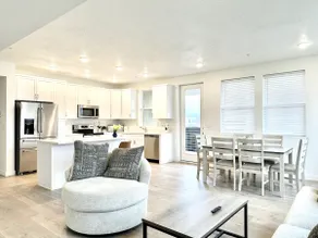 Top Floor Luxury Condo - Image 4