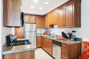 Beverly Hills Haven 2 BR Apt + Murphy Bed, Parking - Image 5
