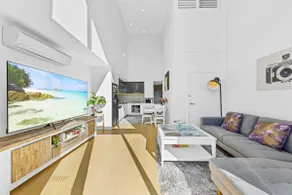 Epping Sunlit Luxury Loft - 2Beds & High Ceilings - Image 2