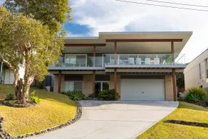 Spacious 4 Bedroom House with Ocean Views - Image 4