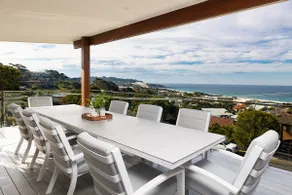 Spacious 4 Bedroom House with Ocean Views - Image 2