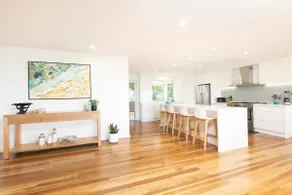 Spacious 4 Bedroom House with Ocean Views - Image 5