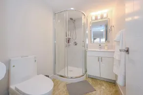 Spacious 3BR/4Bath with A/C Near Steveston - Image 4