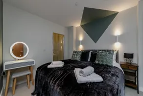 Milton Keynes City Center 2 bed - Image 5