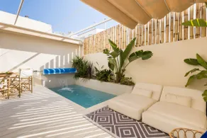 Centrally located house with a year-round heated pool - Image 2