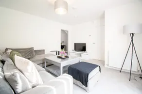 Spacious 5-Bed Home w/ Garden & Parking - Image 2