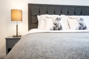 Spacious 5-Bed Home w/ Garden & Parking - Image 3
