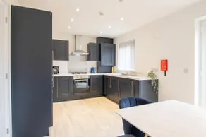 Spacious 5-Bed Home w/ Garden & Parking - Image 5
