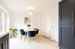 Spacious 5-Bed Home w/ Garden & Parking - Image 4