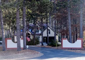 Pine Forest Villa w/hot tub 5 min from Lake - Image 3