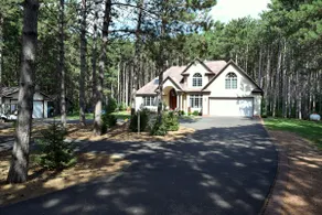 Pine Forest Villa w/hot tub 5 min from Lake - Image 2