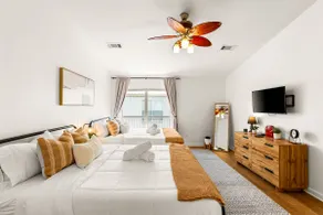 Huge 3 Story Townhouse|City View|Near NRG|Sleeps8 - Image 5