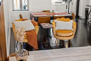 Luxurious, clean, GREAT location, & FREE parking! - Image 5