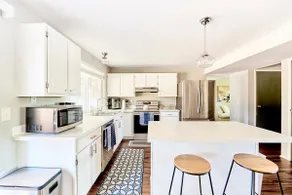The Cardiff- Stylish 4bd home by Airport & Seattle - Image 2