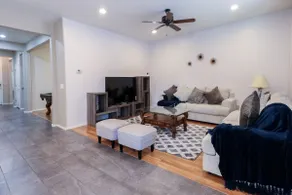 Location location! 4BR Home. GOLF, Shops, Dine. - Image 2