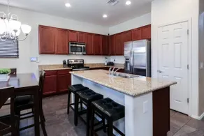 Location location! 4BR Home. GOLF, Shops, Dine. - Image 4