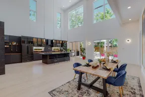 Large Contemporary 5 BR Home - Image 4