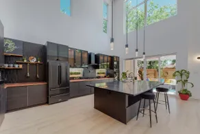 Large Contemporary 5 BR Home - Image 5