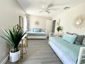*The LoGi Lounge* - Picturesque & Eclectic! - Image 3