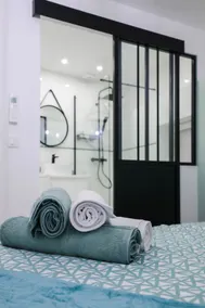 Charming little townhouse with balcony & view - Image 4