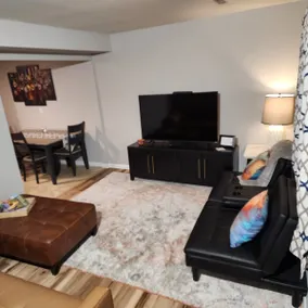 Cozy Mid-Century Modern Townhome - Image 2