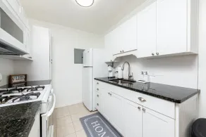 Beautifully Remodeled Apartment - Image 3