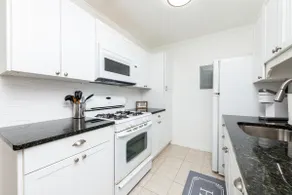 Beautifully Remodeled Apartment - Image 5
