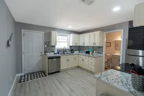Chic, Bold, Designer - Near Fort Cavazos Sleeps 6 - Image 3