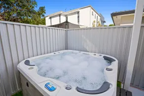 Coastal Central 3BR - Spa, Surfers Paradise, AC - Image 3