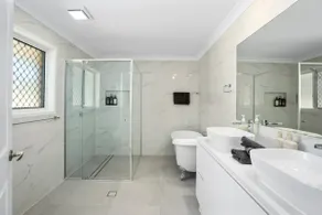 Coastal Central 3BR - Spa, Surfers Paradise, AC - Image 5