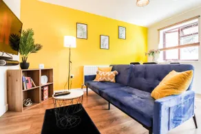 Spacious 1 bed flat-FREE Parking - Image 2