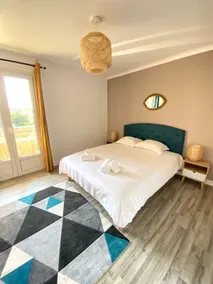 The ideal location - Free parking 5 minutes from the center. - Image 5