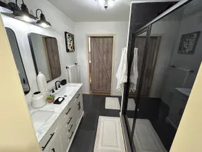 Pet friendly Spacious, modern, best location - Image 3