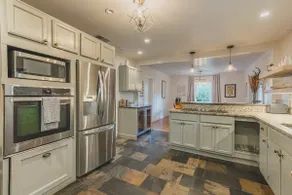 *Luxury 4 bed KING ABODE central & FREE parking* - Image 3
