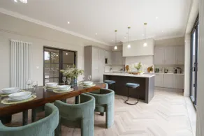Luxury City Centre Home With Hot Tub & Parking - Image 4