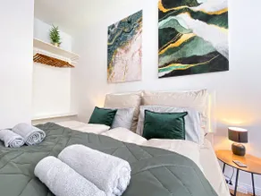 Lovely apartment with rain shower, kitchen + 4K TV - Image 3