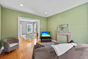Adorable West Side Cottage-Free Parking! - Image 4