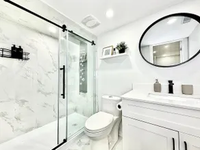 Upscale & Cozy 2 BR Apartment - Fast WiFi, Parking - Image 2