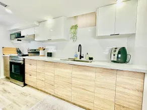 Upscale & Cozy 2 BR Apartment - Fast WiFi, Parking - Image 3