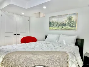 Upscale & Cozy 2 BR Apartment - Fast WiFi, Parking - Image 4