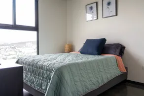 Lovely 2-Bedroom Apt Downtown w/ Parking + AC +Gym - Image 2