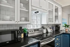 Charming Upstairs 3BR: Minutes from DT Sacramento! - Image 2
