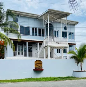 Beachside Studio Apartment - Image 5