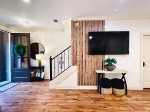 The Collegiate, Wlk to Campus, Velvet Ditch Villas - Image 2