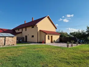 Luxury House at Pound |4 Bedrooms, Parking, Garden - Image 5