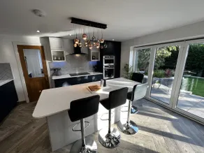 Stylish Dog Friendly Coastal Bungalow with garden - Image 2