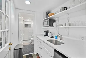 Spacious Apartment in Historic Townhouse - Image 5